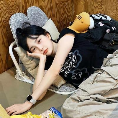 她的双眼背后